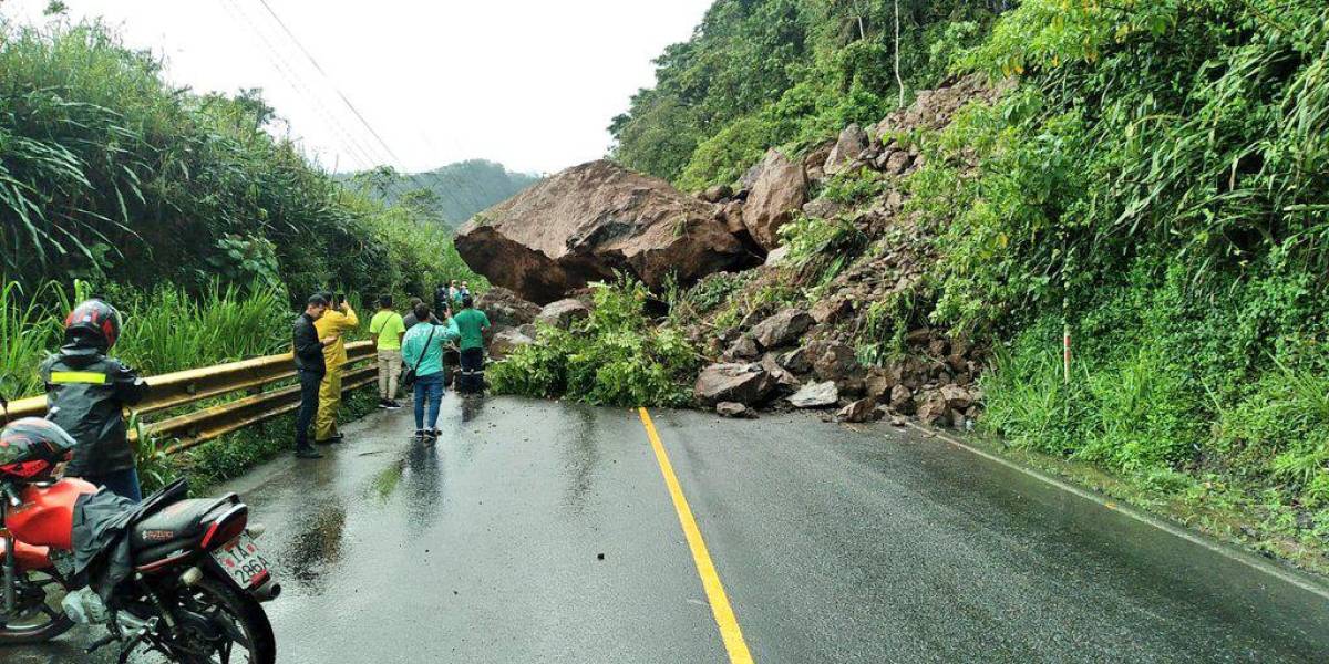 La vía Alóag- Santo Domingo se encuentra cerrada por una enorme roca