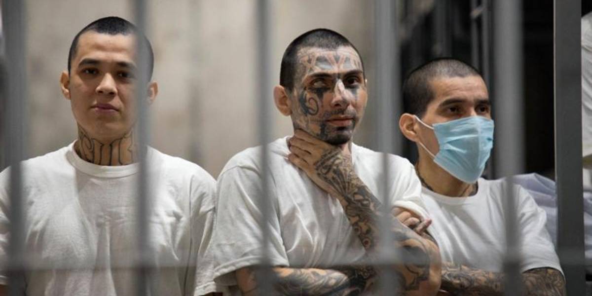 No mire a los presos a los ojos: cómo fue mi visita a la megaprisión de Bukele, símbolo de su controversial guerra contra las pandillas