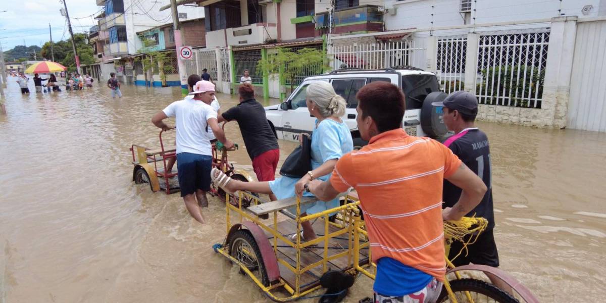 El viernes en Chone las calles seguían con agua en al menos 200 cuadras de la zona urbana.