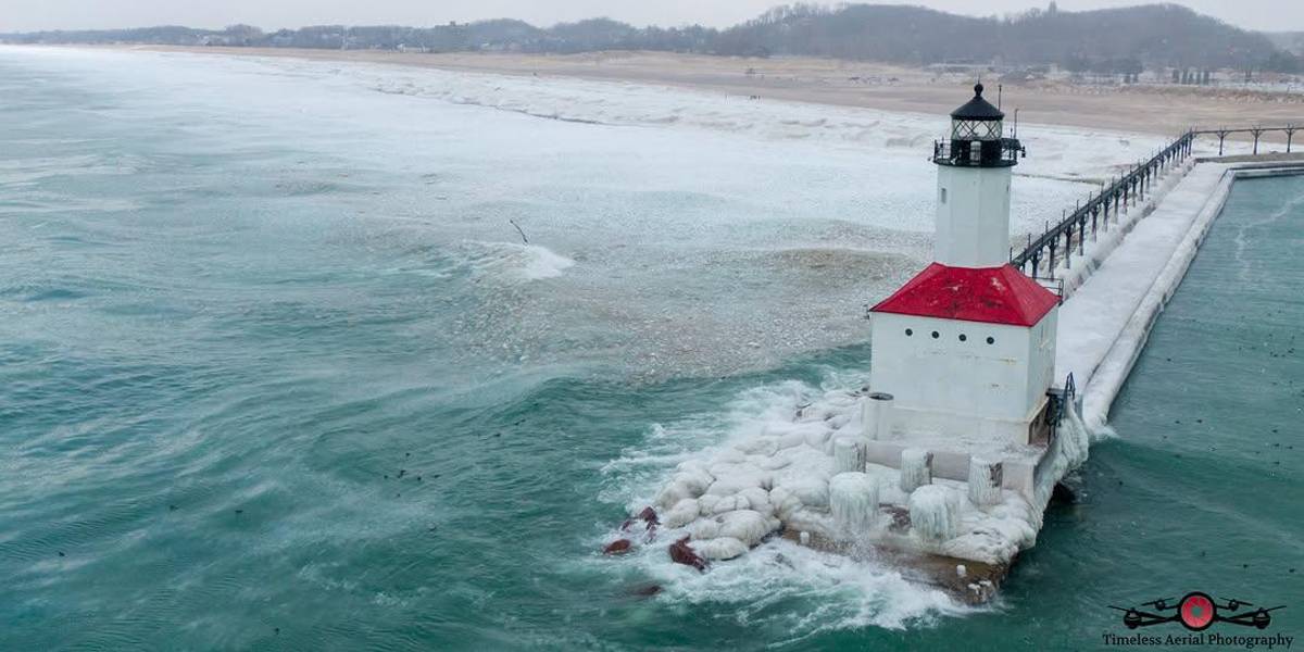 El lago Michigan bajo el hielo: imágenes impresionantes del invierno extremo en Chicago