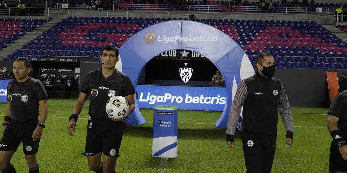 Árbitro ecuatoriano recibe amenazas en su casa