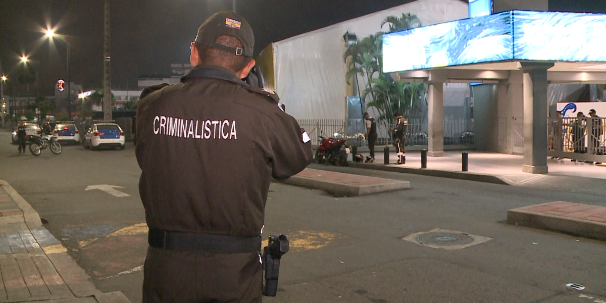 Un hombre es atacado a tiros afuera de un centro comercial del norte de Guayaquil