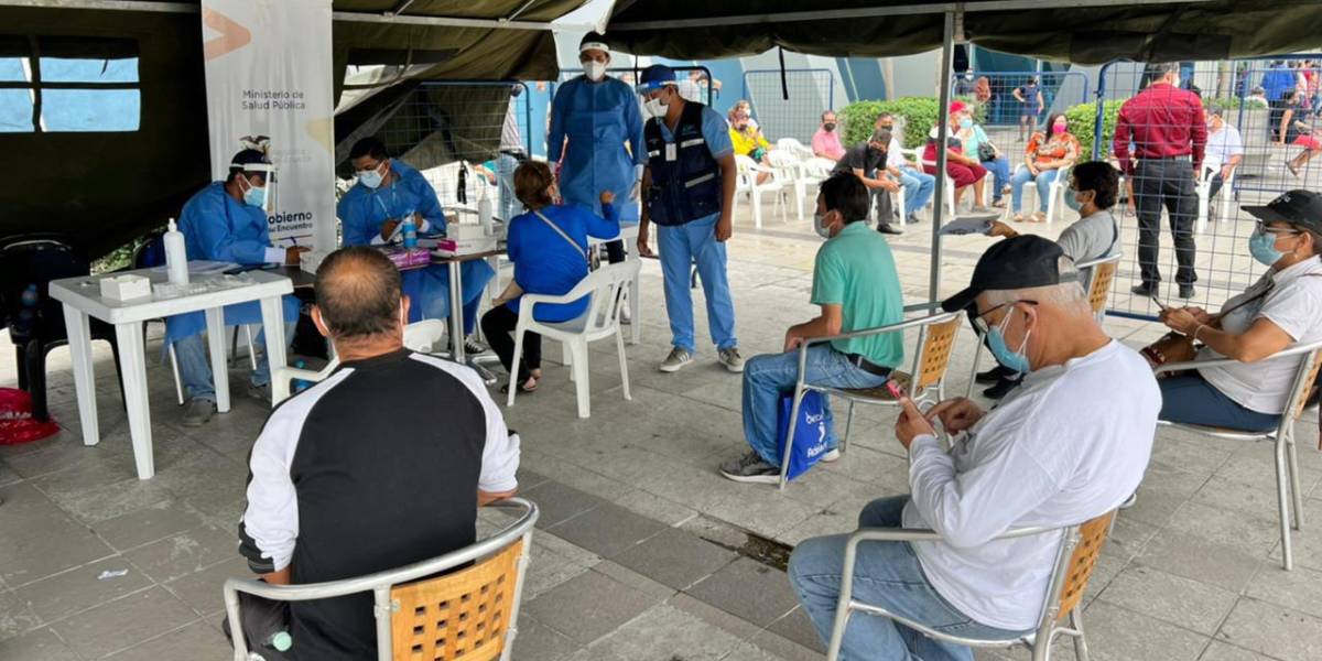Largas filas en la Terminal Terrestre de Guayaquil para realizarse pruebas contra el COVID-19