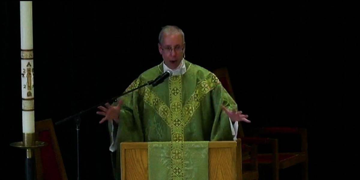 Las lágrimas de un sacerdote en su primera misa tras la tragedia de Minneapolis