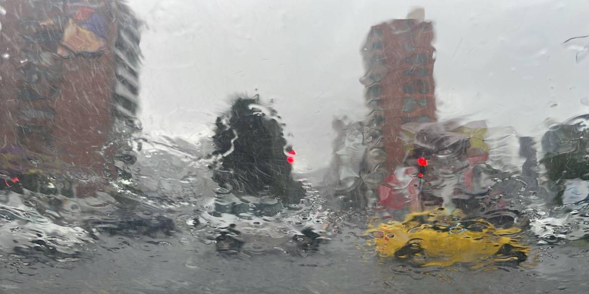 Quito: una inundación y el desbordamiento de una quebrada se reportaron por fuertes lluvias, este 24 de abril