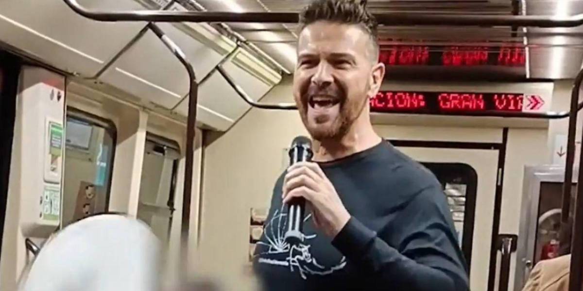 Un exmiembro de Loco Mía canta en el metro de Madrid para ganarse la vida