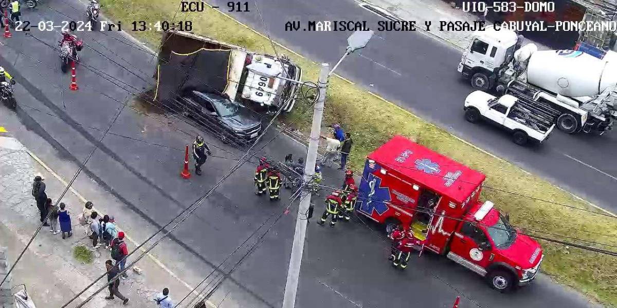 Quito: Un camión y un vehículo se chocaron en el sector de El Condado