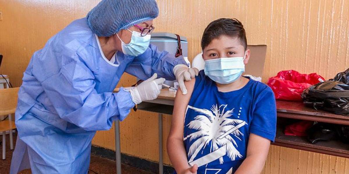 En Ecuador inicia la campaña nacional de vacunación contra sarampión, rubeola y polio