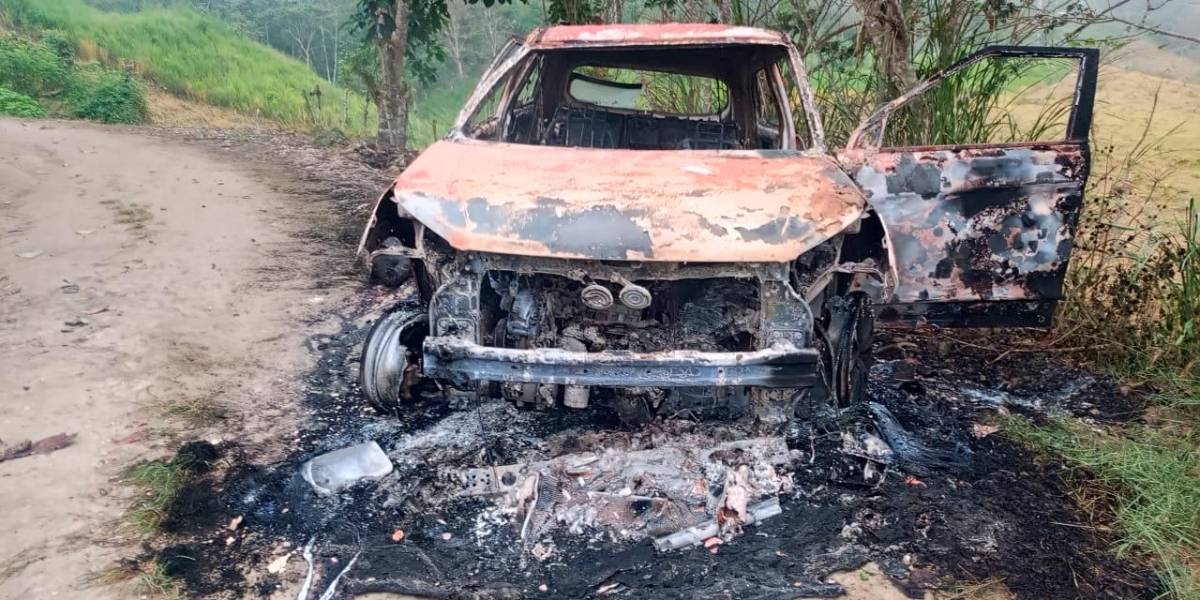 Manabí | Hallan seis cadáveres calcinados en un vehículo en la vía El Carmen - Pedernales