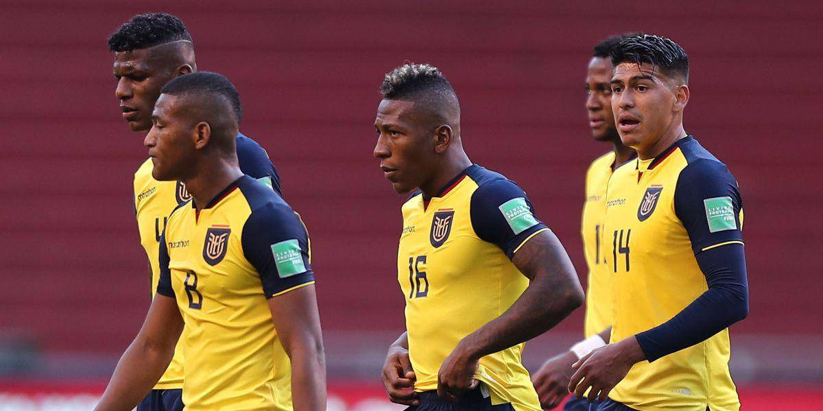 Ecuador incluiría tres volantes centrales ante Brasil