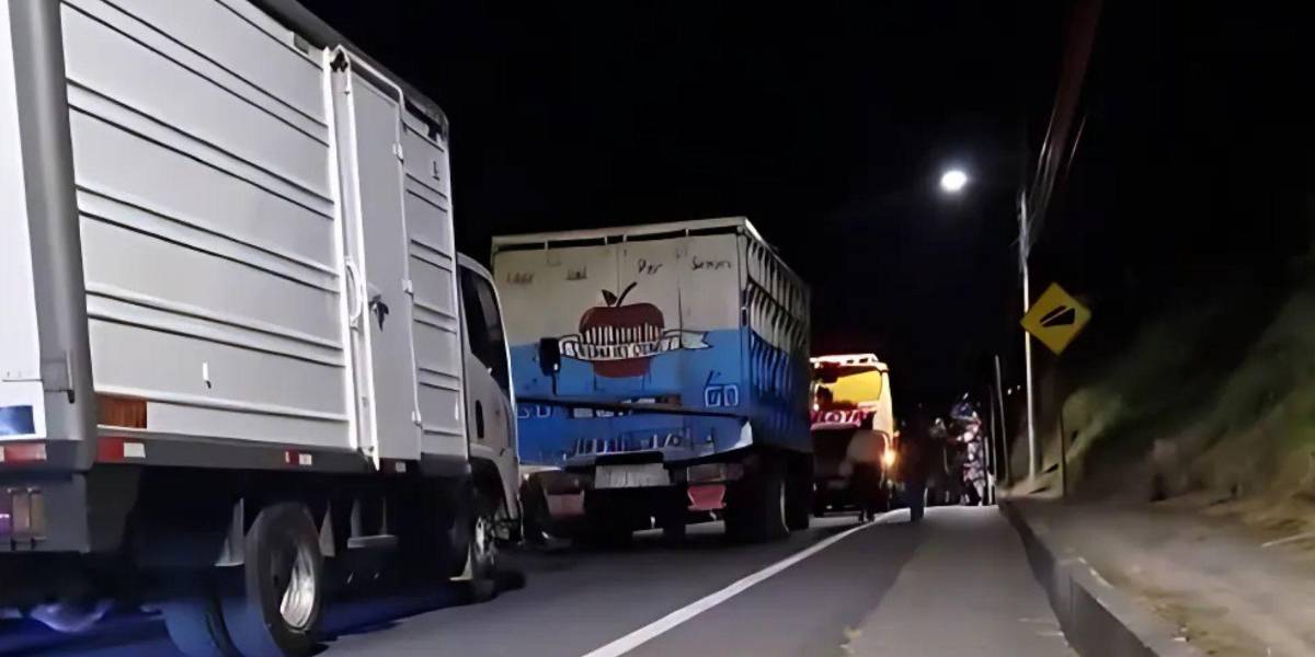 Transportistas de Carchi cierran la vía E35 como protesta por el asesinato de un conductor