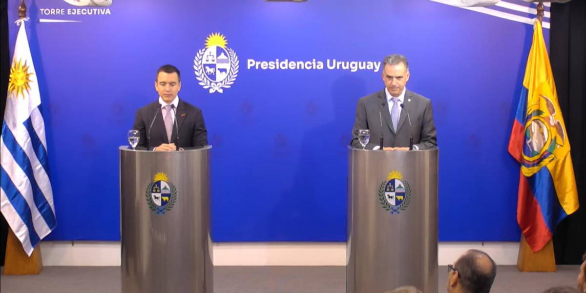 Daniel Noboa y Yamandú Orsi firmaron dos acuerdos en temas de seguridad