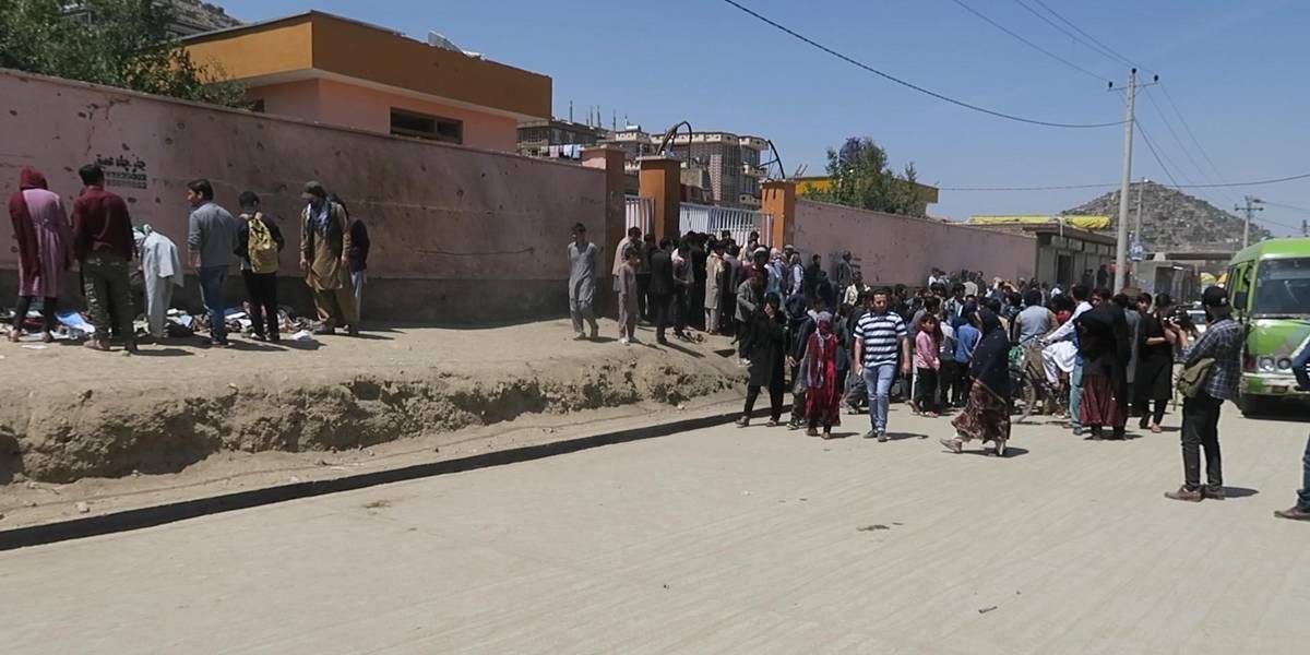 Suben a 63 los muertos en atentado contra una escuela, en Kabul