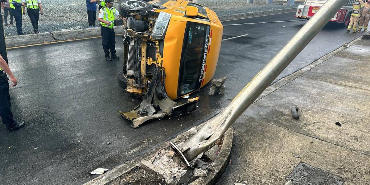 Un expreso con trabajadores del ECU 911 se volcó en el puente que conecta Samborondón con Sauces