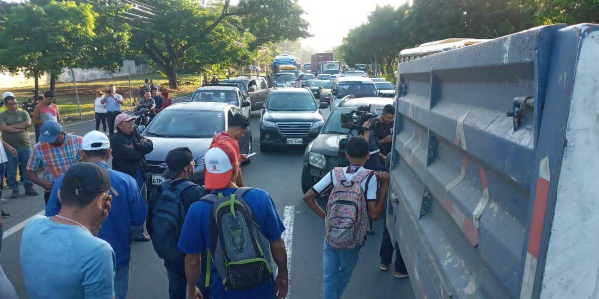 La Vía a la Costa se cerró este martes para exigir la instalación de un puente en la comuna Casas Viejas