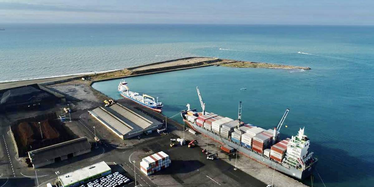 El convenio de cooperación para iniciar el dragado, en el Puerto Comercial de Esmeraldas, se suscribió este 19 de octubre