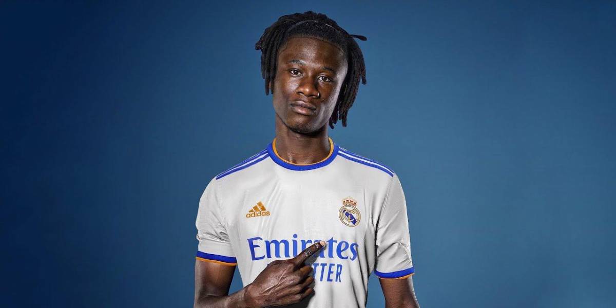 Camavinga firma el contrato que le une al Real Madrid hasta 2027