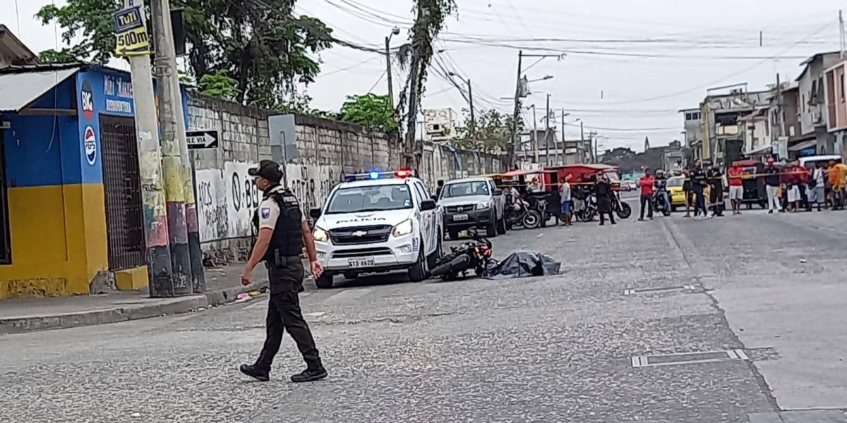 Guayaquil: motociclista termina estrellándose contra vehículo policial tras ser víctima de sicarios