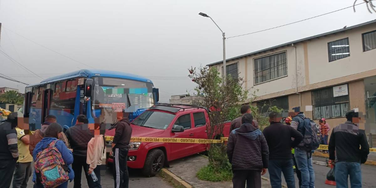Un bus chocó contra tres carros livianos en la avenida Machala, norte de Quito