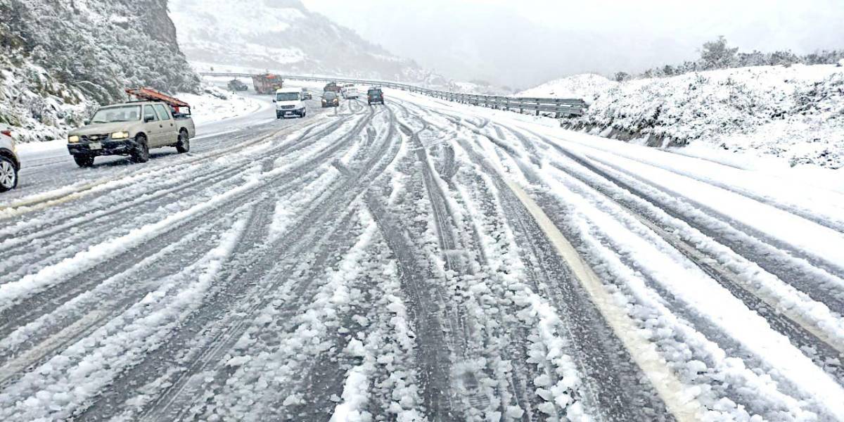 Se registra caída de nieve en varias carreteras de Ecuador