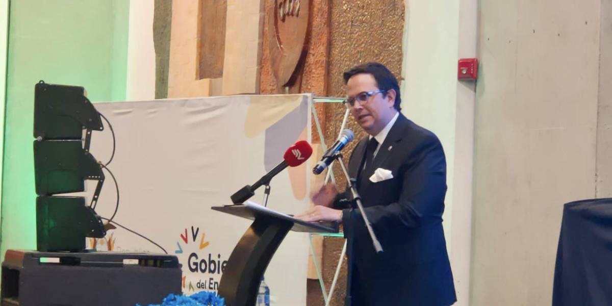 Ministro de Energía niega venta de cargos públicos y amenaza con acciones legales