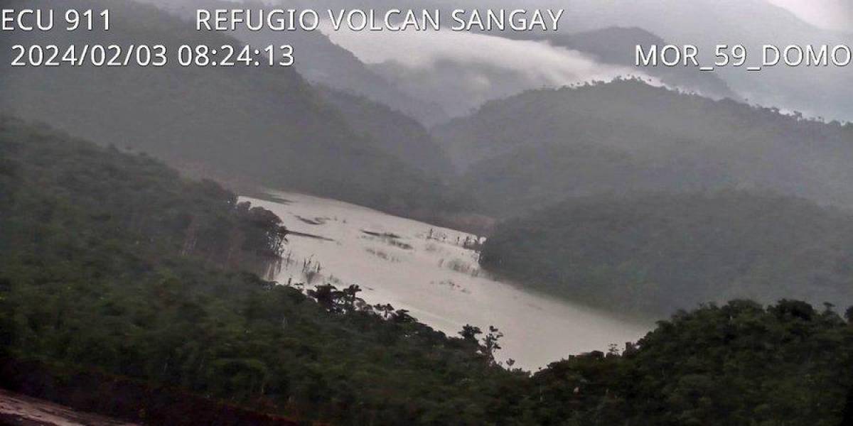 Represamiento del río Upano debido a la acumulación de material por lahares del volcán Sangay