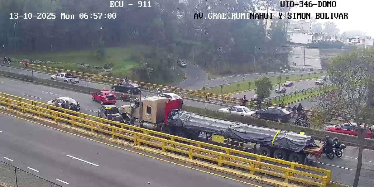 Un tráiler y tres autos se chocaron en la avenida Simón Bolívar