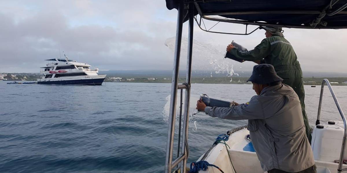 Naufraga embarcación cerca de Galápagos
