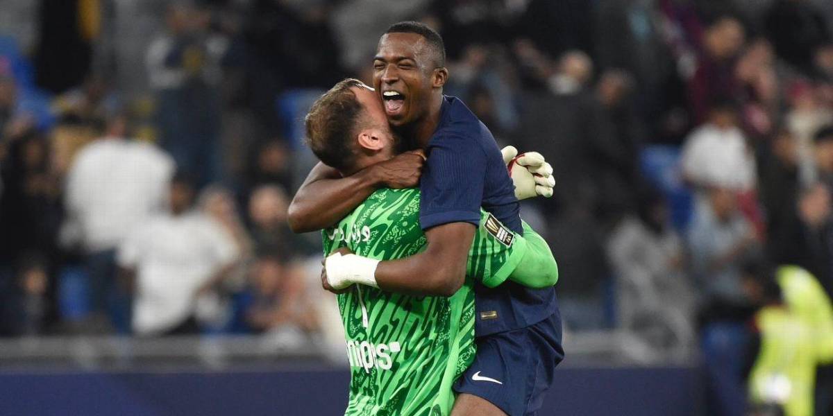 Willian Pacho celebró la Ligue 1 del PSG con la bandera de Ecuador