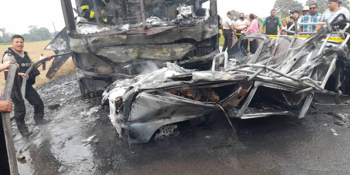 Dos hombres murieron calcinados dentro de una furgoneta, en Los Ríos