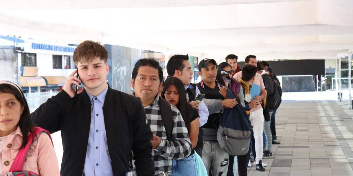 Quito: más de 6 000 personas participan en una feria de empleo que ofrece 1 300 vacantes