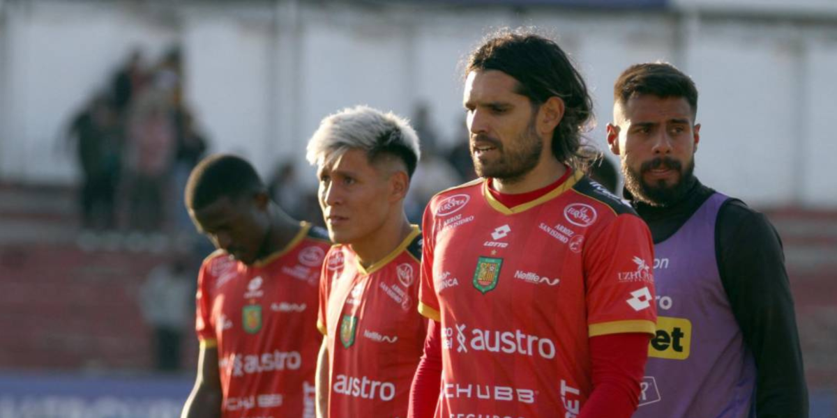 Deportivo Cuenca no podrá inscribir a jugadores por tres periodos tras sanción de la FIFA