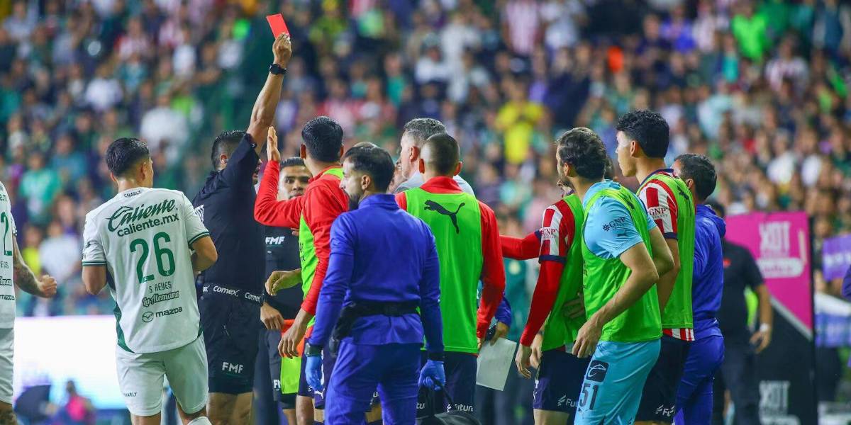 El entrenador de las Chivas fue expulsado, tras agredirle a James Rodríguez en México