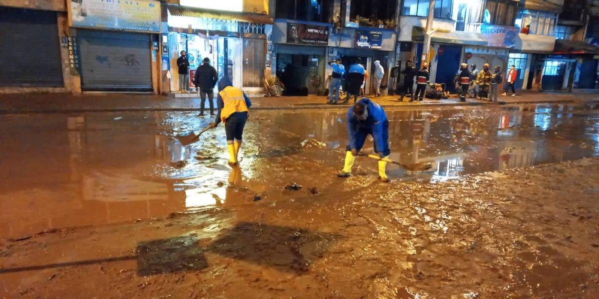 Deslizamiento en un colector de agua provocó inundaciones en Guayllabamba