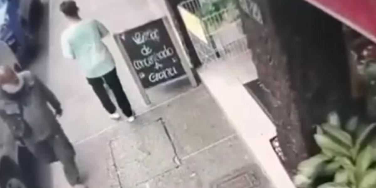 Colombia: indigente acuchilló a un joven mientras paseaba a su perro porque no le dio una moneda