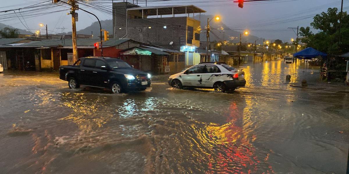 Lluvias en Guayaquil: Ciudadanos comienzan la semana con calles inundadas y tormenta eléctrica