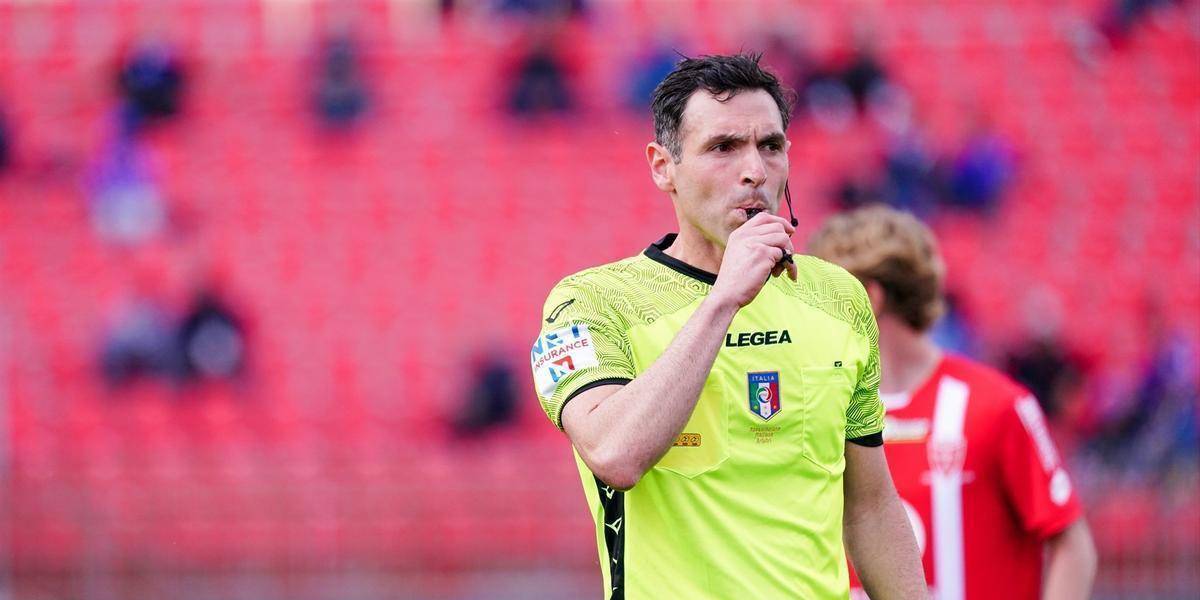 Sacchi, el árbitro italiano que podría ser sancionado por no dar la mano a su compañera