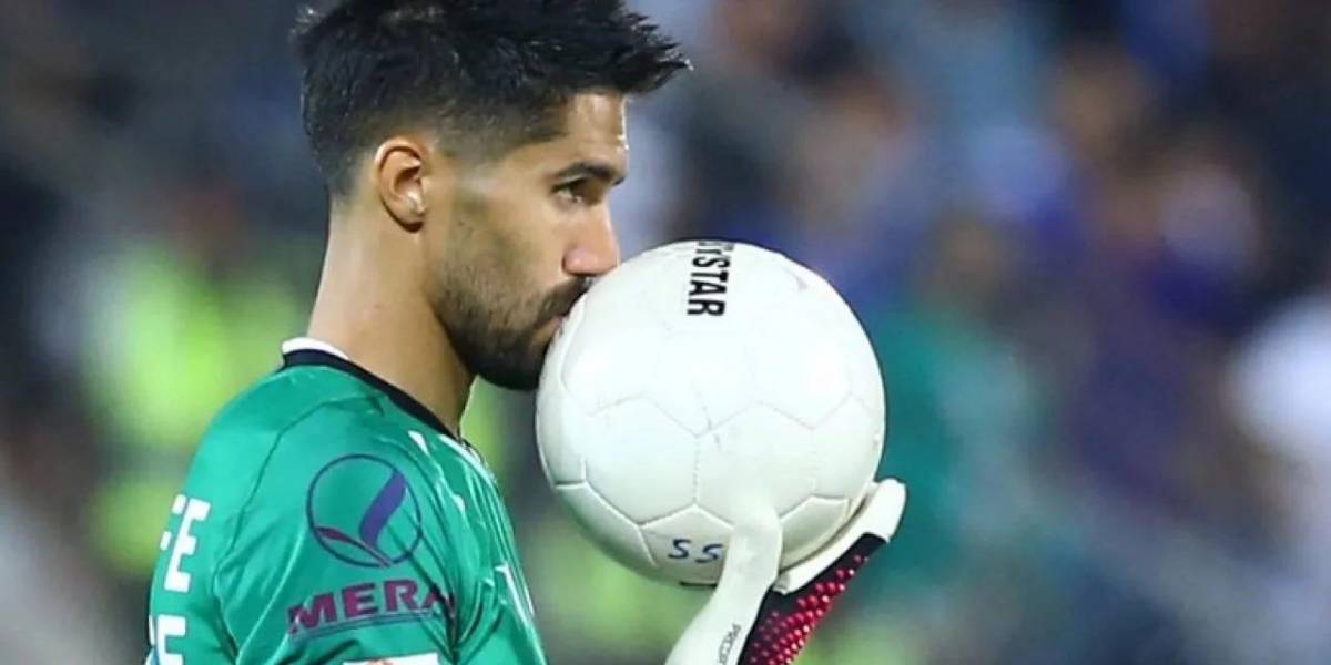 Suspenden a jugador iraní tras abrazar a una mujer al final de un partido