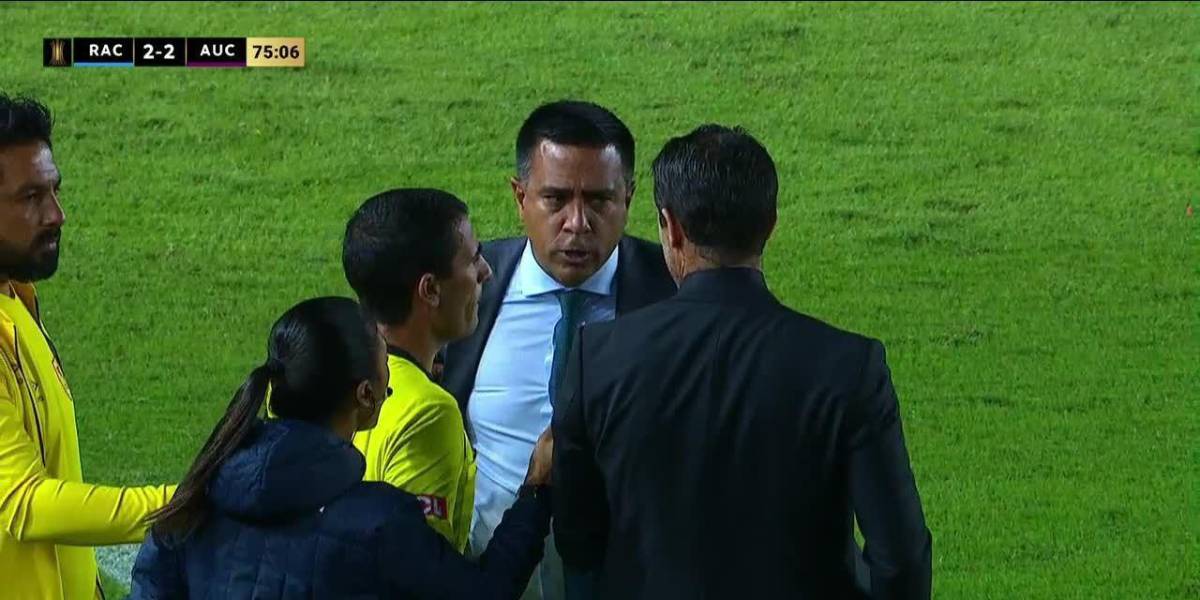 Copa Libertadores: el tenso cruce entre César Farías y Fernando Gago en pleno juego entre Racing vs Aucas