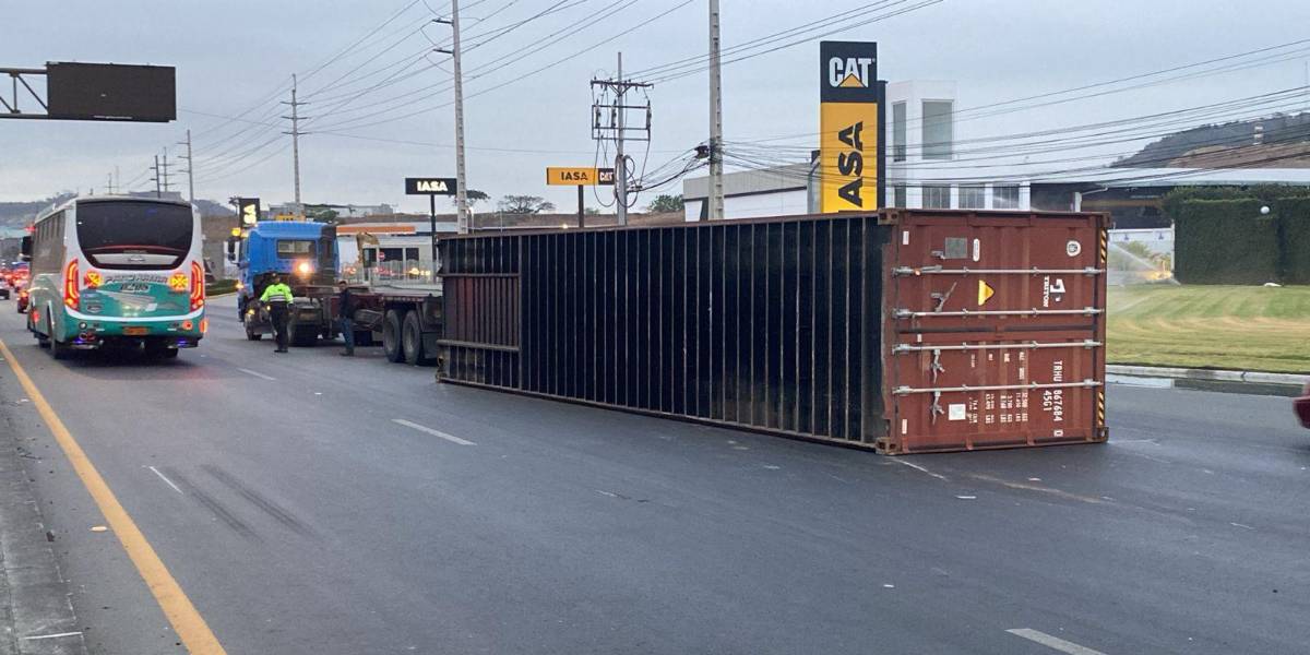 Un tráiler arrastró a un auto y su contenedor se desprendió en La Aurora, Daule