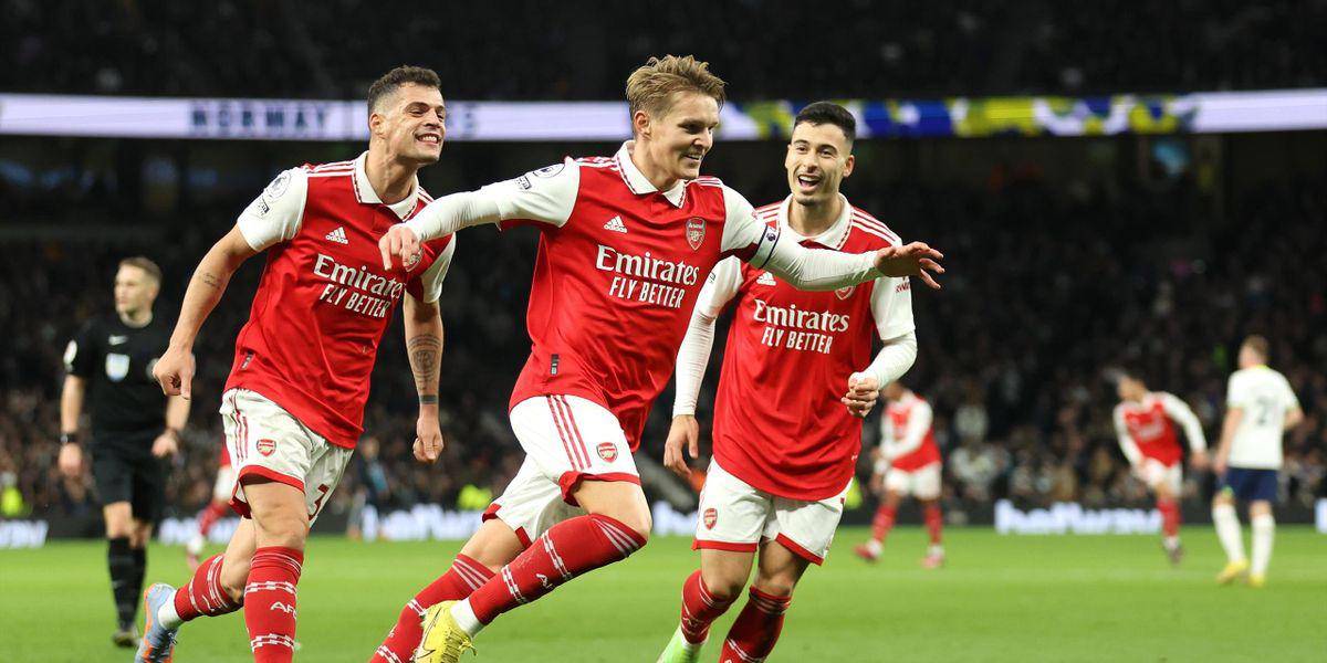 El Arsenal derrota al Manchester United y 'sueña' con la Premier League