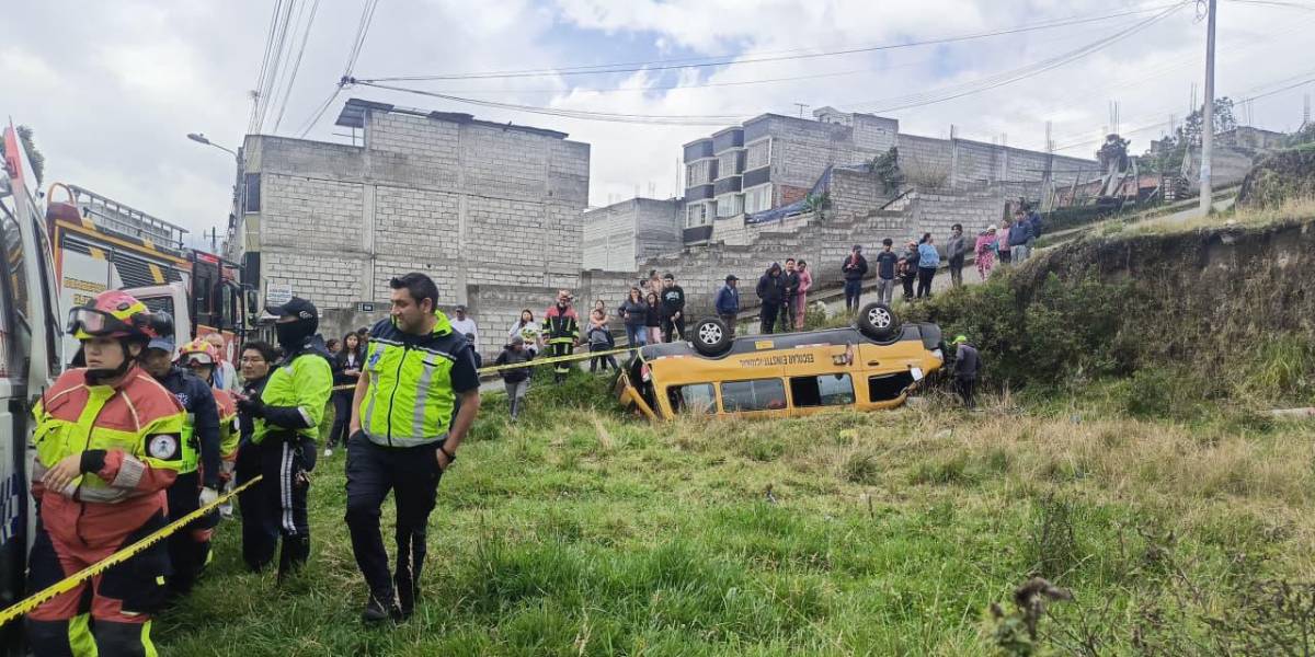 Quito | Cinco heridos tras el volcamiento de una buseta escolar en Guamaní