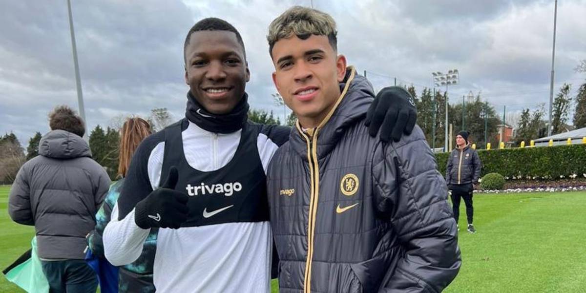 Moisés Caicedo y Kendry Páez saludan a la afición del Chelsea antes de la final del Mundial de Clubes