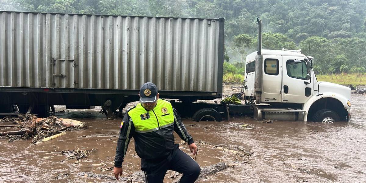 Cierre total en la vía Alóag - Santo Domingo por deslizamientos