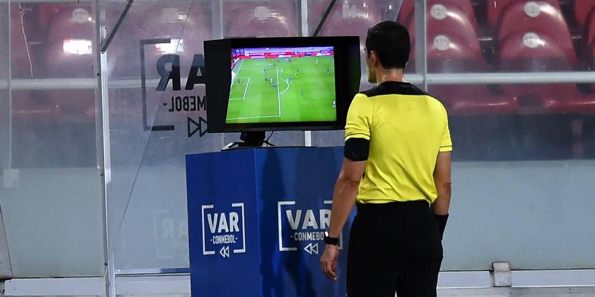 Árbitros anunciarán en vivo las decisiones del VAR desde los cuartos de final de la Copa Libertadores y Sudamericana
