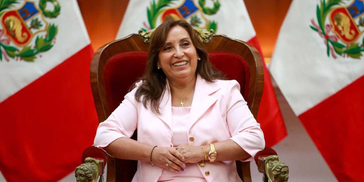 Dina Boluarte, presidenta de Perú, recibió 300 000 dólares entre 2016 y 2022 en movimientos sospechosos