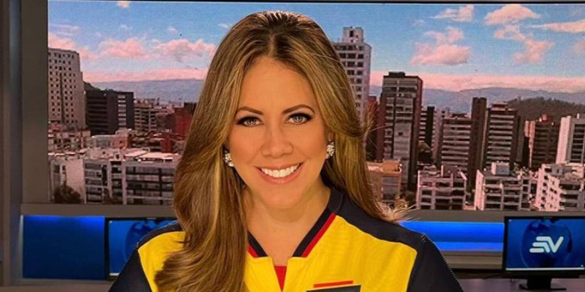 Así fue el emocionante momento en que Denisse Molina y su pequeña hija flamearon la bandera del Ecuador en Tailandia