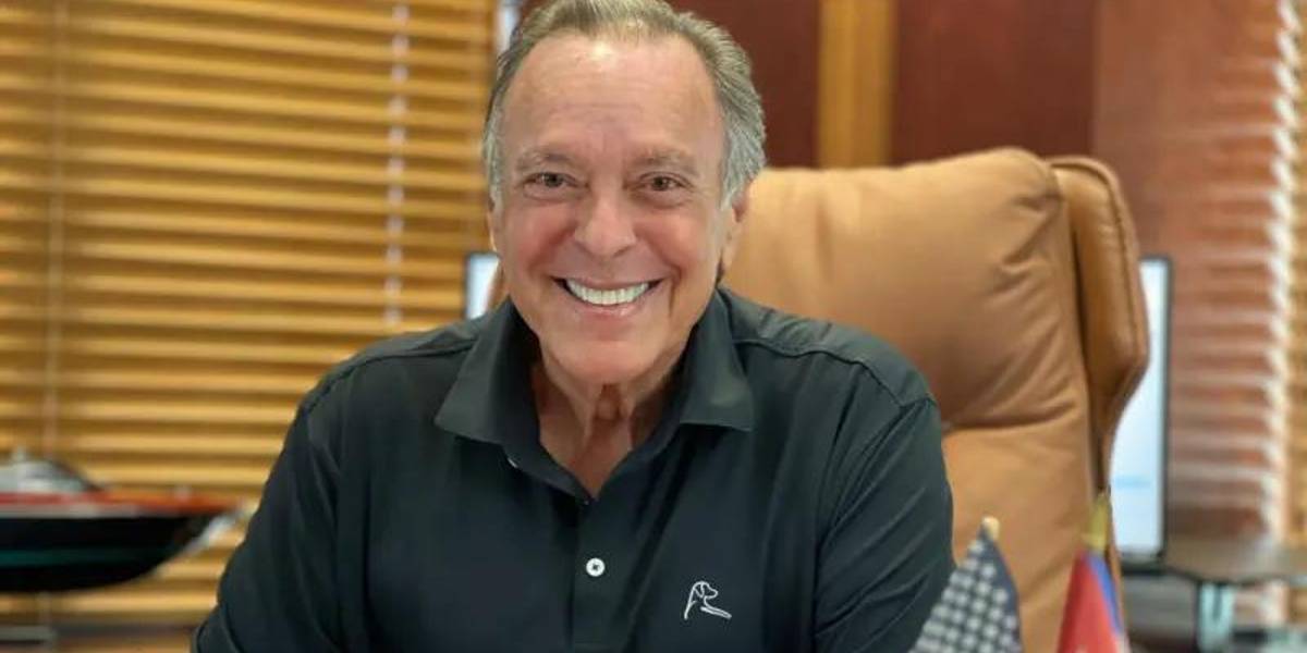 El magnate cubano que desafía a Trump con incendiarios mensajes en vallas publicitarias en Miami