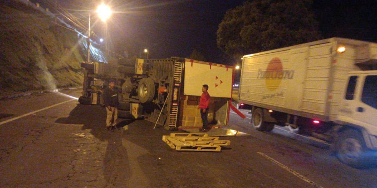 Quito: un camión se volcó en la avenida Simón Bolívar