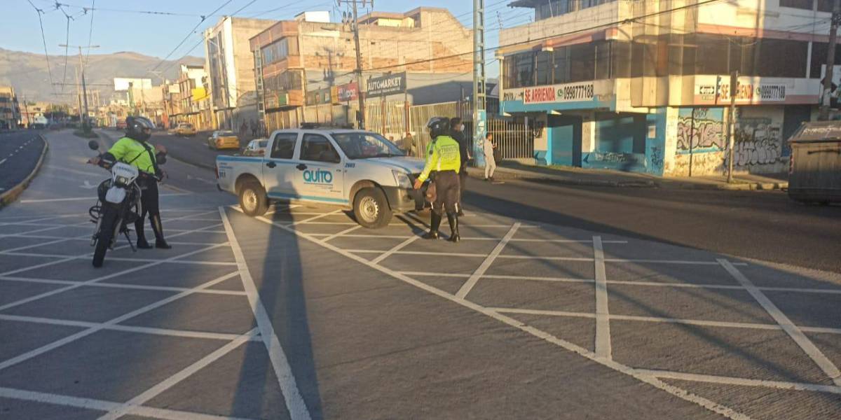 Cierre de vías y estaciones de transporte público en Quito